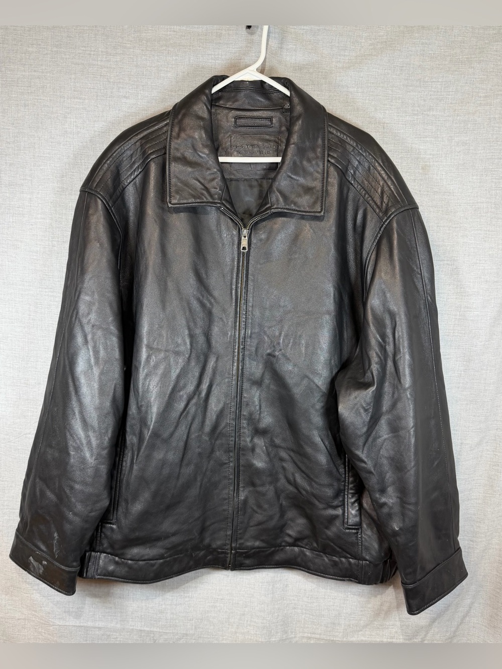 Roundtree & Yorke Men's Black Leather Bomber Jacket - Classic Zip Front